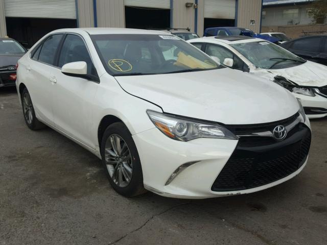 4T1BF1FK5HU320064 - 2017 TOYOTA CAMRY LE თეთრი ფოტო 1