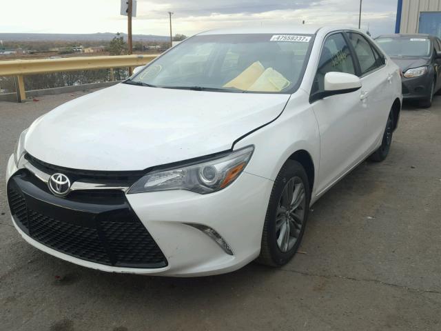 4T1BF1FK5HU320064 - 2017 TOYOTA CAMRY LE თეთრი ფოტო 2