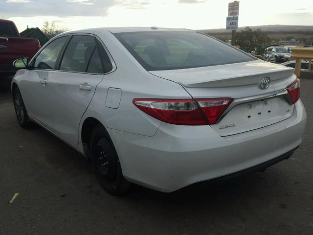 4T1BF1FK5HU320064 - 2017 TOYOTA CAMRY LE თეთრი ფოტო 3