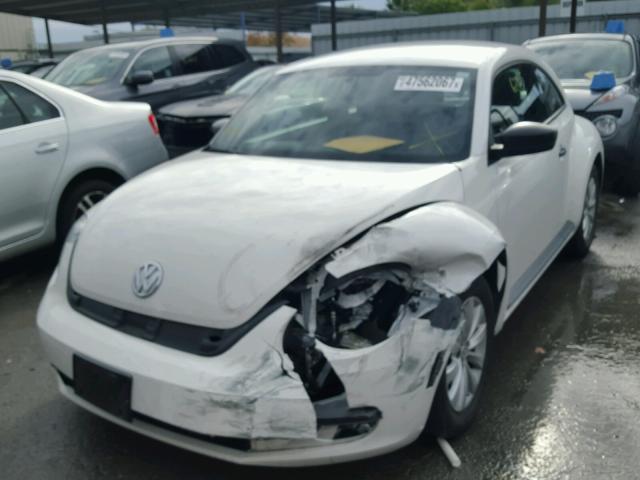 3VWFP7AT1DM667098 - 2013 VOLKSWAGEN BEETLE WHITE photo 2