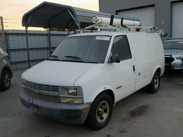 1GCDM19W21B146697 - 2001 CHEVROLET ASTRO WHITE photo 2