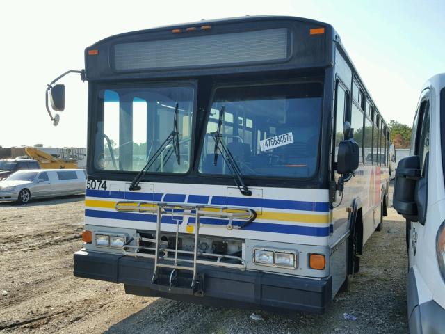 15GCB211451112708 - 2005 GILLIG TRANSIT BU WHITE photo 2