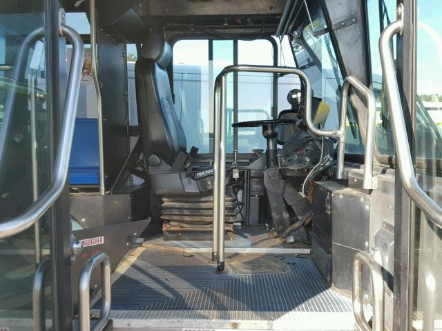 15GCB211451112708 - 2005 GILLIG TRANSIT BU WHITE photo 5