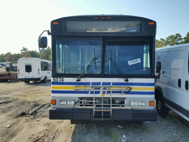 15GCB211451112708 - 2005 GILLIG TRANSIT BU WHITE photo 9