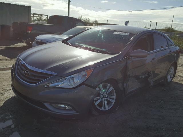 5NPEB4AC2DH610801 - 2013 HYUNDAI SONATA GLS GRAY photo 2