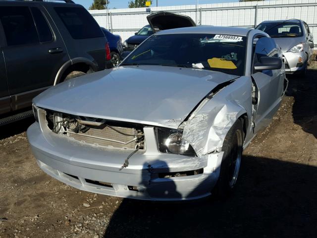 1ZVFT82H255136298 - 2005 FORD MUSTANG GT SILVER photo 2