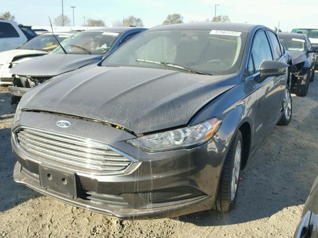 3FA6P0LUXHR248133 - 2017 FORD FUSION SE GRAY photo 2