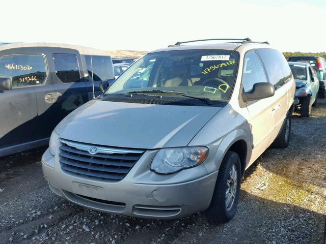 2C4GP54L05R543325 - 2005 CHRYSLER TOWN & COU BEIGE photo 2