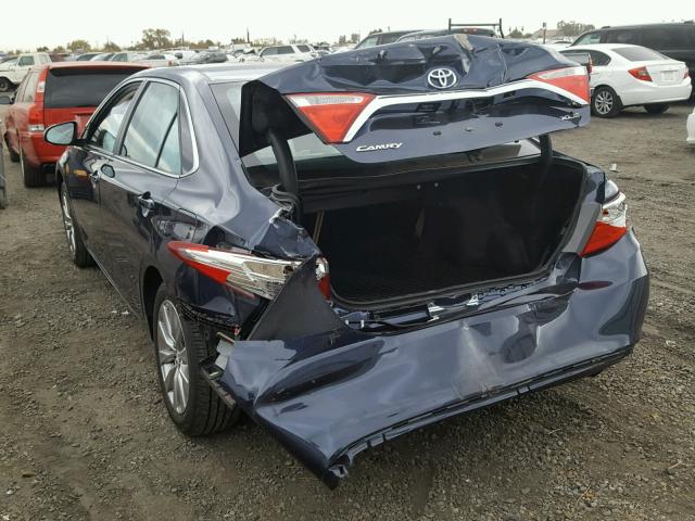 4T1BF1FKXHU704454 - 2017 TOYOTA CAMRY LE ლურჯი ფოტო 3