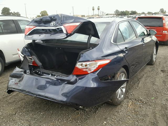 4T1BF1FKXHU704454 - 2017 TOYOTA CAMRY LE ლურჯი ფოტო 4