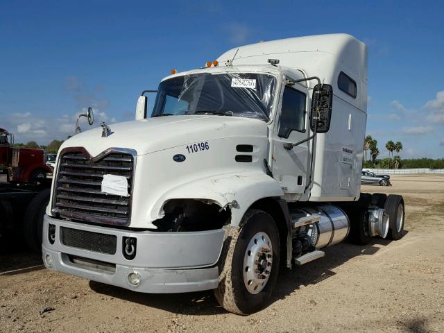 1M1AW09Y2AM012625 - 2010 MACK 600 CXU600 WHITE photo 2