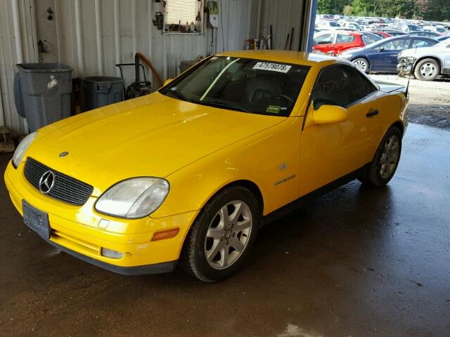 WDBKK47F7WF070006 - 1998 MERCEDES-BENZ SLK 230 KO YELLOW photo 2