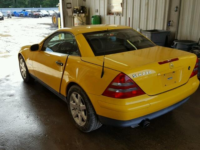 WDBKK47F7WF070006 - 1998 MERCEDES-BENZ SLK 230 KO YELLOW photo 3