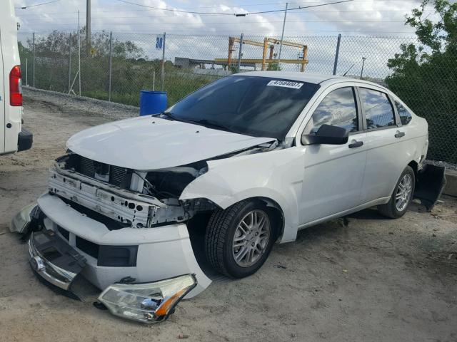 1FAHP3FN8BW105264 - 2011 FORD FOCUS SE WHITE photo 2