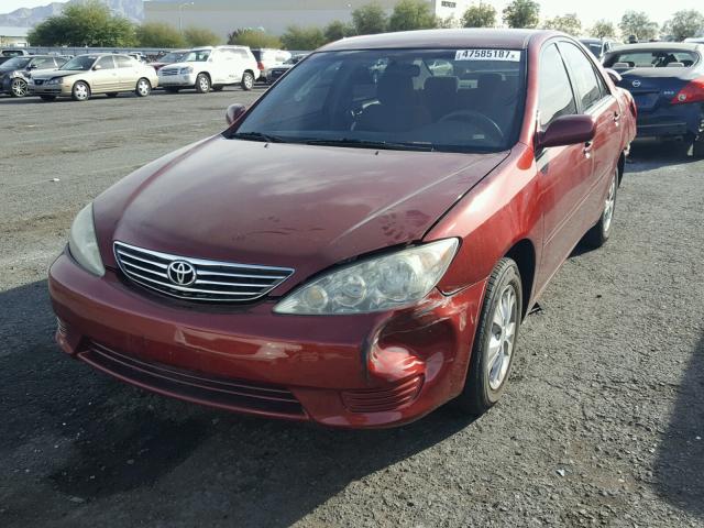 4T1BF30K35U106531 - 2005 TOYOTA CAMRY LE RED photo 2