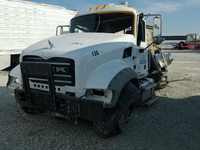 1M2AX09C4EM018722 - 2014 MACK 700 GU700 WHITE photo 2