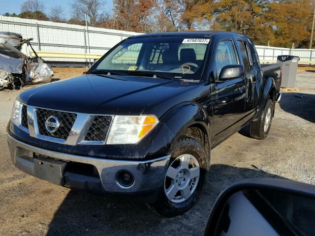 1N6AD07W06C469886 - 2006 NISSAN FRONTIER C BLACK photo 2