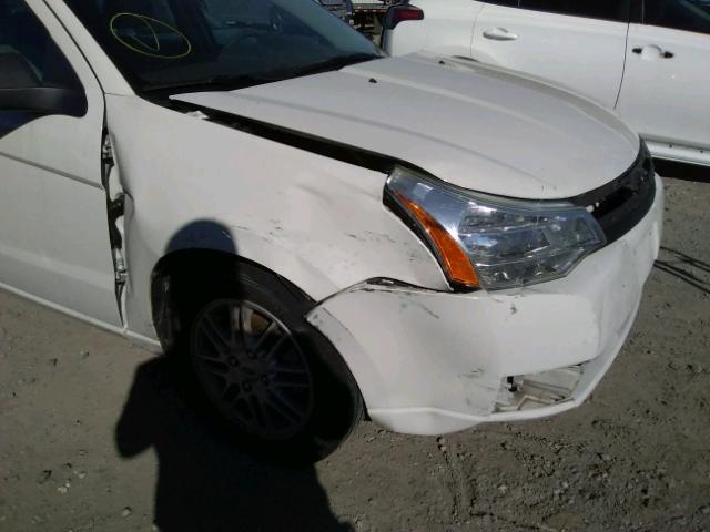 1FAHP35N59W187837 - 2009 FORD FOCUS SE WHITE photo 9