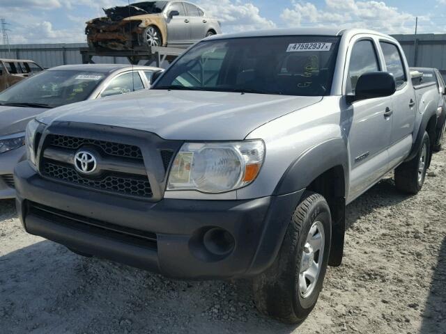 3TMJU4GN7BM123988 - 2011 TOYOTA TACOMA DOU SILVER photo 2