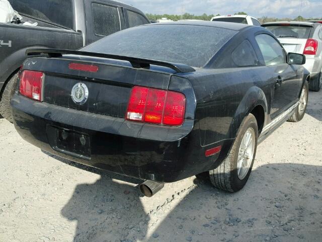 1ZVFT80N665134922 - 2006 FORD MUSTANG BLACK photo 4