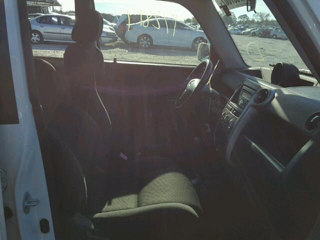 JTLKT324540150164 - 2004 TOYOTA SCION XB WHITE photo 5