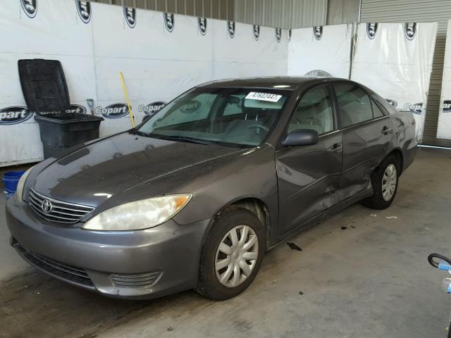 4T1BE32K75U600827 - 2005 TOYOTA CAMRY LE GRAY photo 2