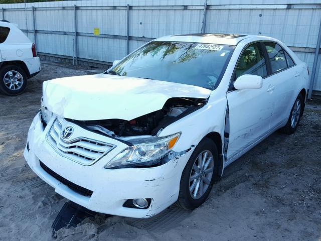 4T1BF3EK3AU506494 - 2010 TOYOTA CAMRY BASE WHITE photo 2