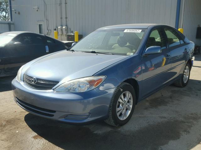 4T1BF32K94U580575 - 2004 TOYOTA CAMRY LE ლურჯი ფოტო 2