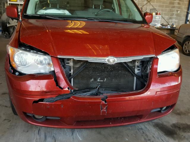 2A8HR54P58R658193 - 2008 CHRYSLER TOWN & COU RED photo 9