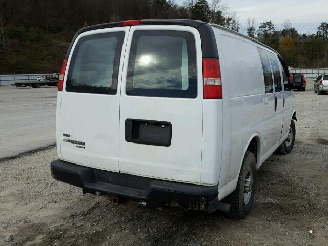 1GCWGFCA0B1165766 - 2011 CHEVROLET EXPRESS G2 WHITE photo 4