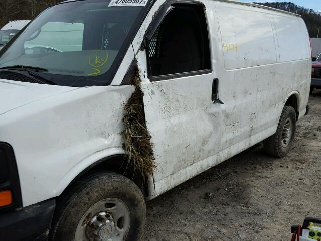 1GCWGFCA0B1165766 - 2011 CHEVROLET EXPRESS G2 WHITE photo 9