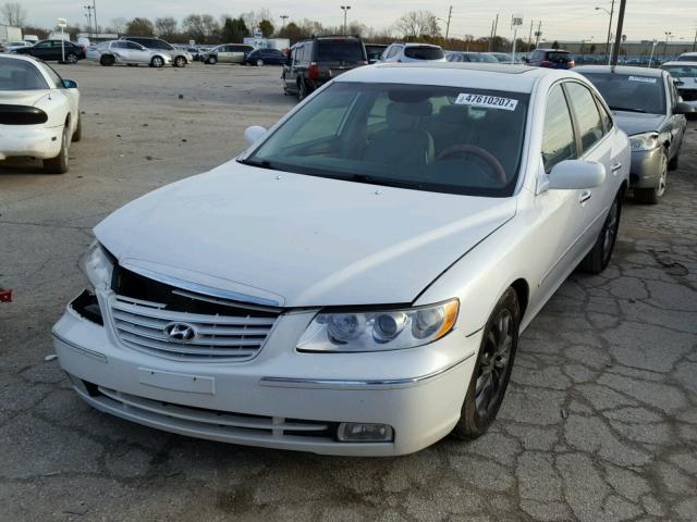 KMHFC46F07A218055 - 2007 HYUNDAI AZERA SE WHITE photo 2