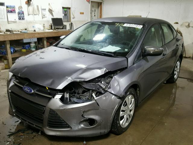 1FAHP3F29CL140291 - 2012 FORD FOCUS SE GRAY photo 2