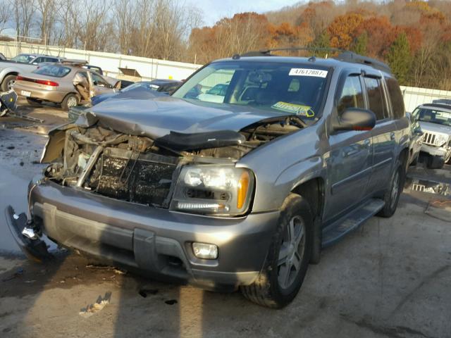 1GNET16SX56175525 - 2005 CHEVROLET TRAILBLAZE GRAY photo 2