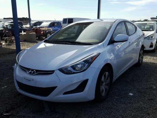 5NPDH4AE6GH695268 - 2016 HYUNDAI ELANTRA SE WHITE photo 2