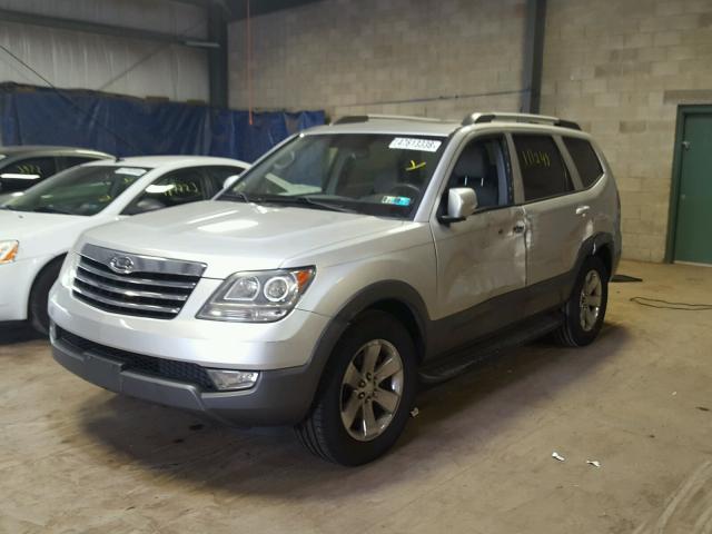 KNDJH741495011012 - 2009 KIA BORREGO LX SILVER photo 2