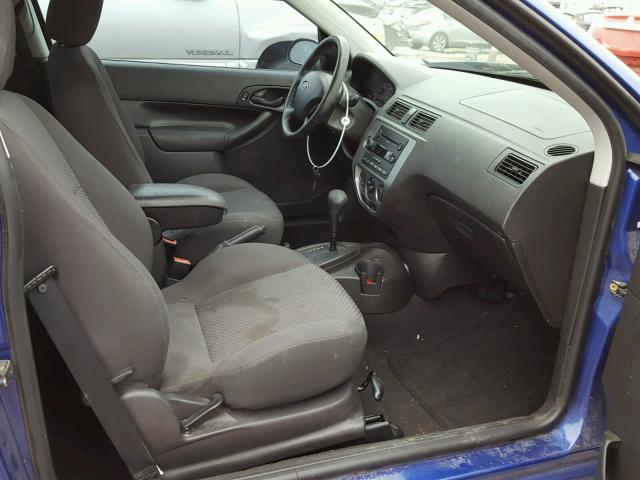 3FAFP31N35R156984 - 2005 FORD FOCUS ZX3 BLUE photo 5