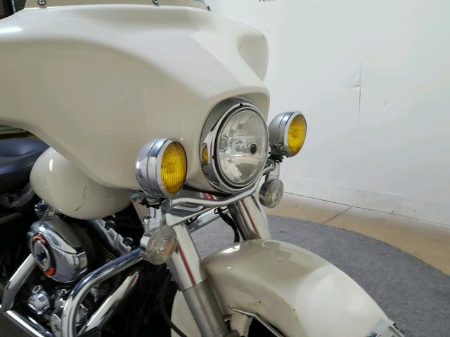 1HD1FMM147Y669878 - 2007 HARLEY-DAVIDSON FLHTPI WHITE photo 18