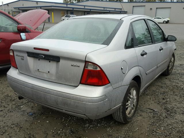 1FAFP34N15W288022 - 2005 FORD FOCUS ZX4 GRAY photo 4