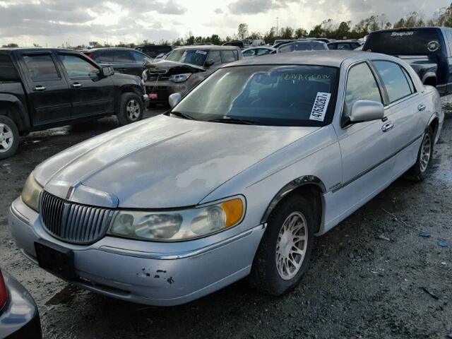 1LNHM82W51Y722439 - 2001 LINCOLN TOWN CAR S GRAY photo 2