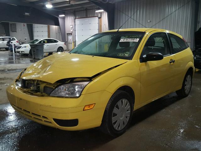 3FAFP31N15R114958 - 2005 FORD FOCUS ZX3 YELLOW photo 2