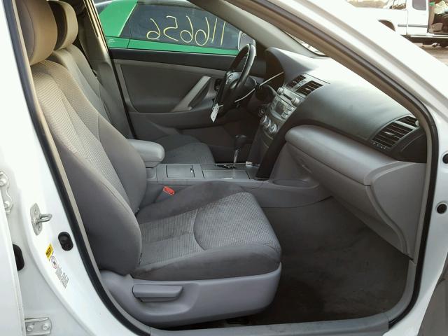4T1BF3EK6AU565166 - 2010 TOYOTA CAMRY BASE WHITE photo 5