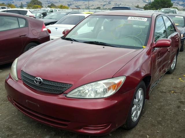 4T1BF30K42U001993 - 2002 TOYOTA CAMRY LE RED photo 2