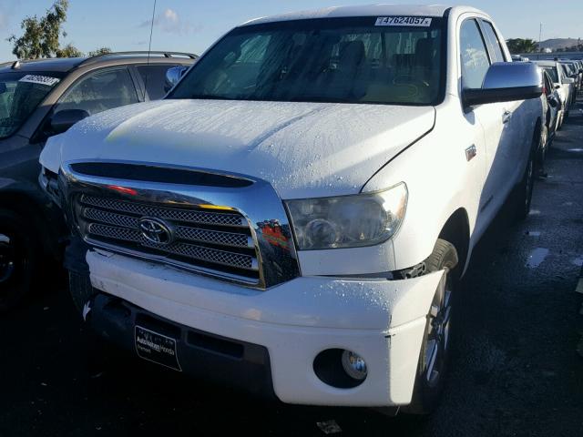 5TFRV58127X018035 - 2007 TOYOTA TUNDRA DOU WHITE photo 2