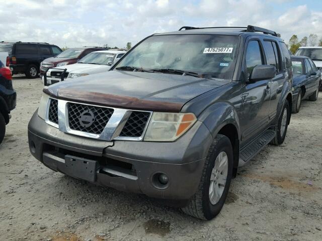 5N1AR18U55C706454 - 2005 NISSAN PATHFINDER GRAY photo 2