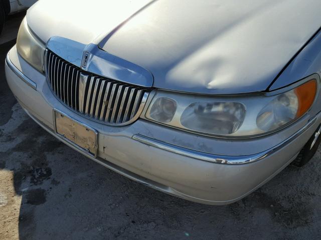 1LNHM82W71Y664866 - 2001 LINCOLN TOWN CAR S SILVER photo 9