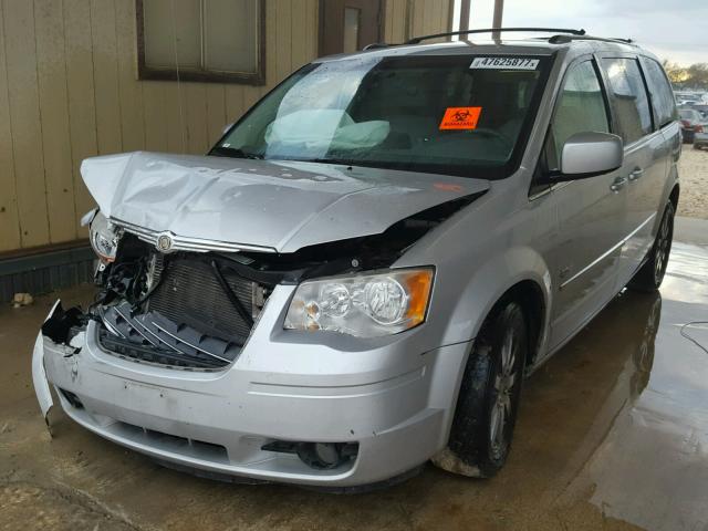 2A8HR54X69R642344 - 2009 CHRYSLER TOWN & COU SILVER photo 2