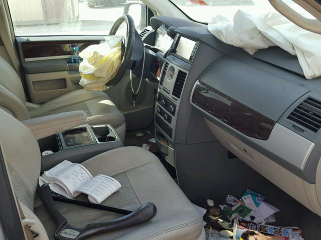 2A8HR54X69R642344 - 2009 CHRYSLER TOWN & COU SILVER photo 5