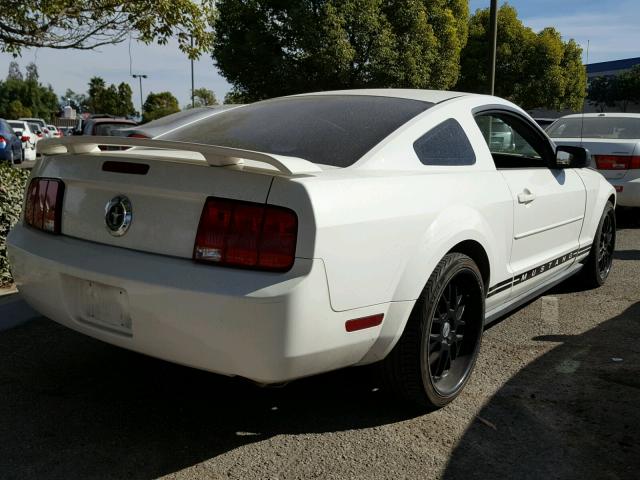 1ZVFT80N255123480 - 2005 FORD MUSTANG WHITE photo 4