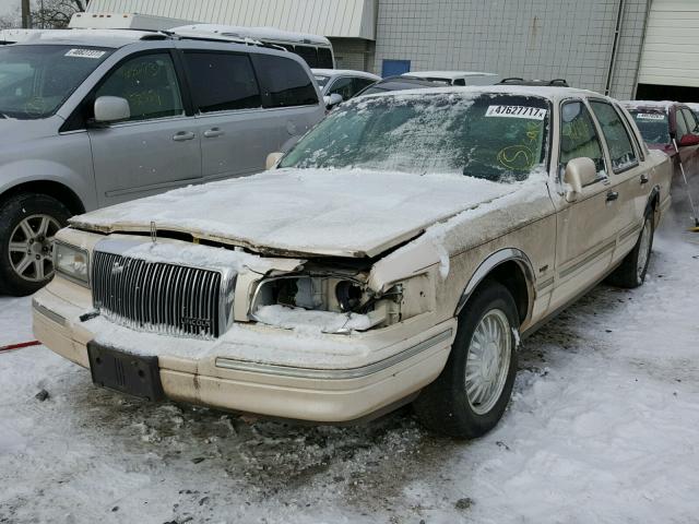 1LNLM83W7TY731123 - 1996 LINCOLN TOWN CAR C CREAM photo 2